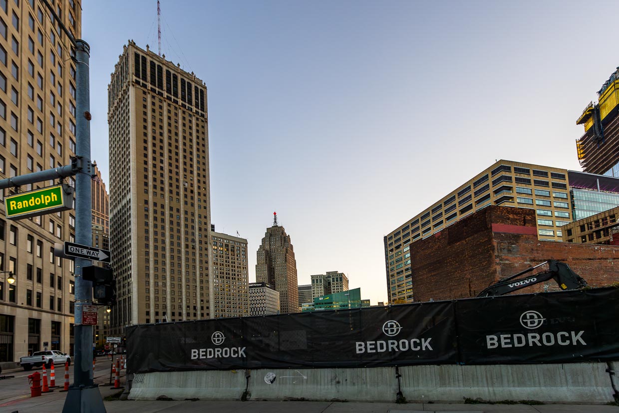 Den Namen Bedrock liest man in Detroit an vielen Baustellen und Gebäuden. Dahinter steht Dan Gilbert, geboren in Detroit und heute einer der reichsten Menschen der USA. Bedrock hat sich auf die strategische Entwicklung von Stadtkernen spezialisiert. Zum Portfolio des Immobilienunternehmens gehören 100 Immobilien mit einer Gesamtfläche von über 19 Millionen Quadratmetern in der Innenstadt von Detroit / © Foto: Georg Berg