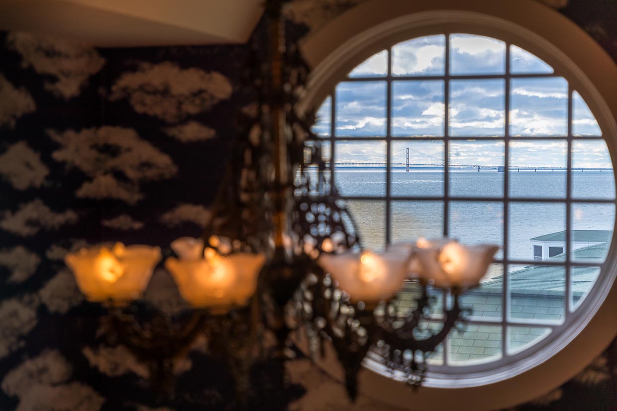 Blick aus dem runden Fenster der Cupola Bar im 5. Stock des Grand Hotels, Mackinac Island. In der Meerenge sieht man die Mackinac Brücke, die Lower und Upper Peninsula von Michigan miteinander verbindet / © Foto: Georg Berg