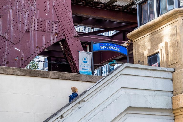 Dieser Treppenaufgang in Höhe Franklin Street und Lake Street ist der Beginn des Chicago Riverwalks / © Foto: Georg Berg
