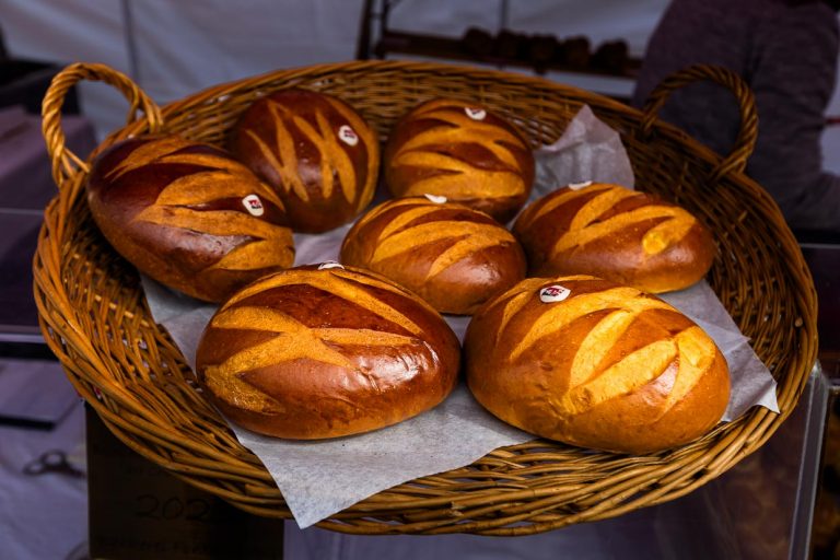 Cuchaule, die Königin der Bénichon ist ein Briochebrot mit Safran. Es wird als erster Gang im Kilbi-Menü zusammen mit Kilbi-Senf gereicht / © Foto: Georg Berg