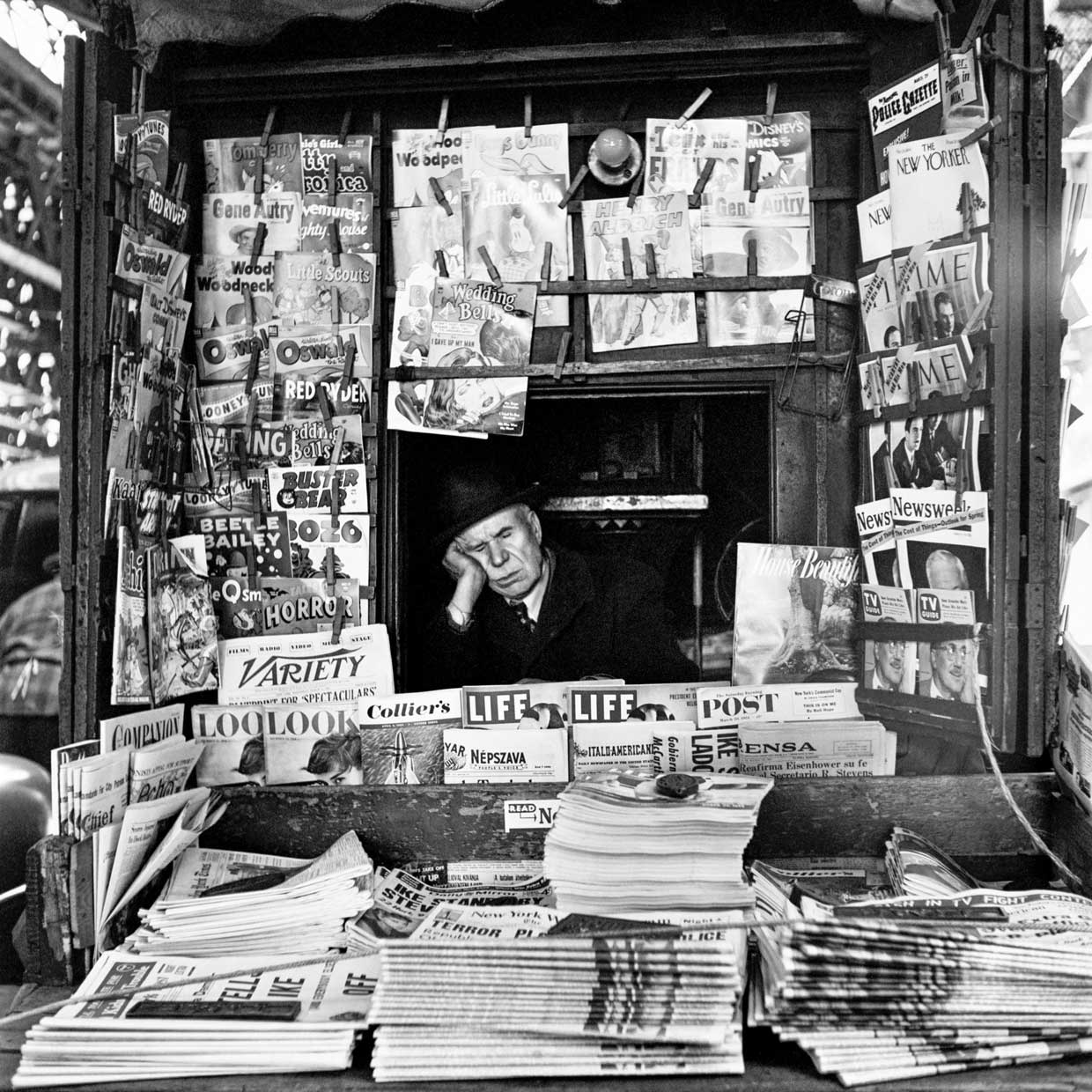 Zeitungskiosk, New York, 1953 © Vivian Maier, Courtesy of the Estate of Vivian Maier