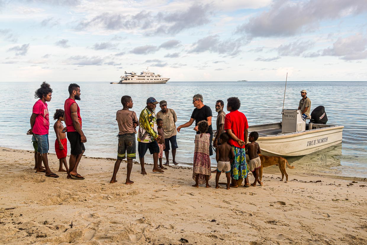 Simon Tewson bei der Kontaktaufnahme mit den Bewohnern der Insel Panasia / © Foto: Georg Berg