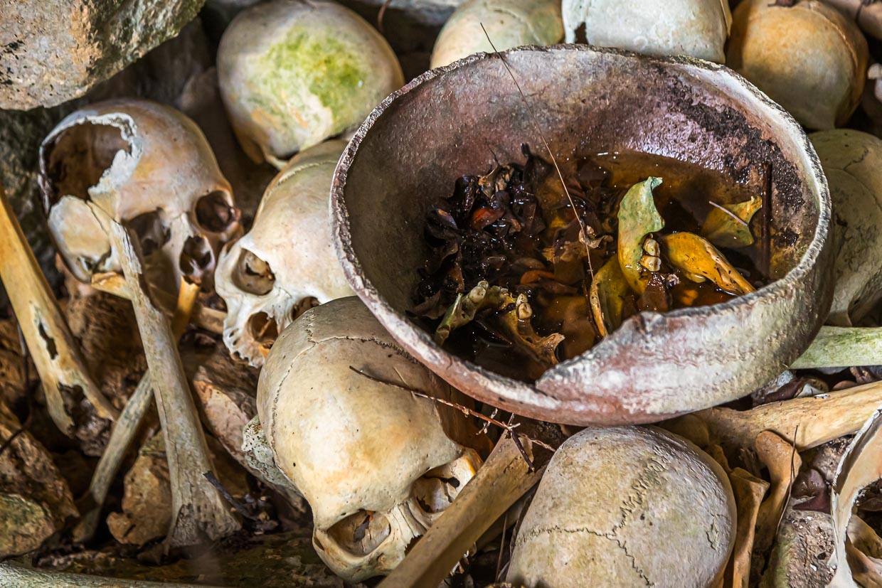In einer Höhle von Kannibalen zurückgelassene Schädel auf der zu Papua Neuguinea gehörenden Insel Pana Vara Vara / © Foto: Georg Berg
