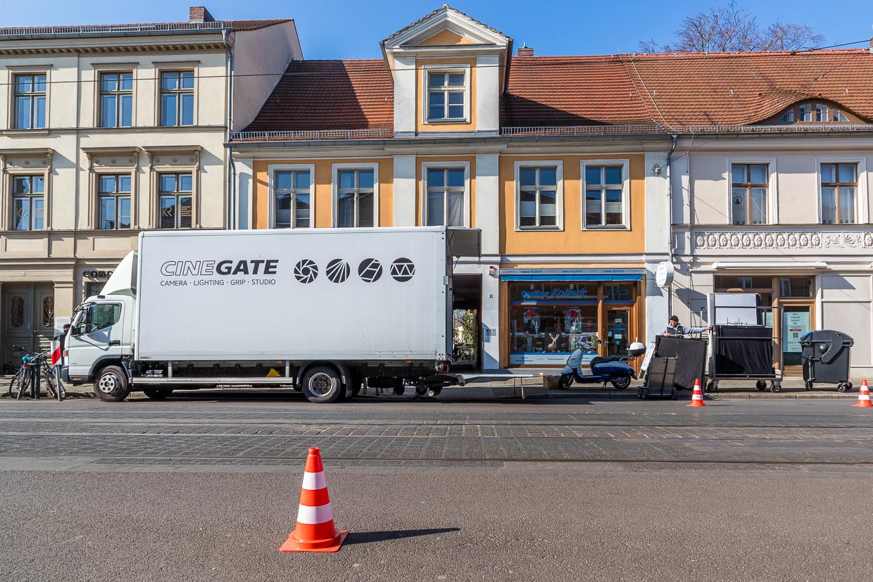 Am Medienstandort Potsdam finden häufig Dreharbeiten statt. Hier dreht eine Produktionsfirma im Hinterhof eines historischen Hauses / © Foto: Georg Berg