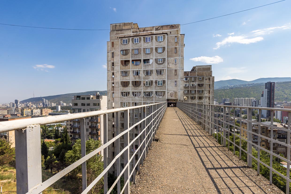 Der obere Zugang vom Stadtteil Nutsubidze aus zu den Tbilisi Skybridges. Unter der letzten Brücke befinden sich die Überreste eines terrassenförmig angelegten Gemüsegartens  / © Foto: Georg Berg