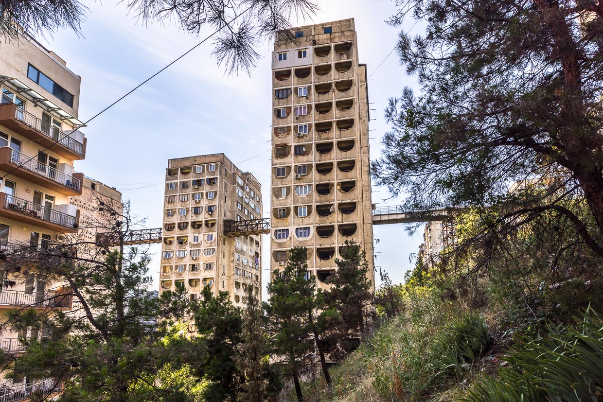 Die Stadtteile Saburtalo und Nutsubidze von Tbilisi liegen am Hang und sind durch den Gebäudekomplex der Skybridges bestens miteinander verbunden / © Foto: Georg Berg