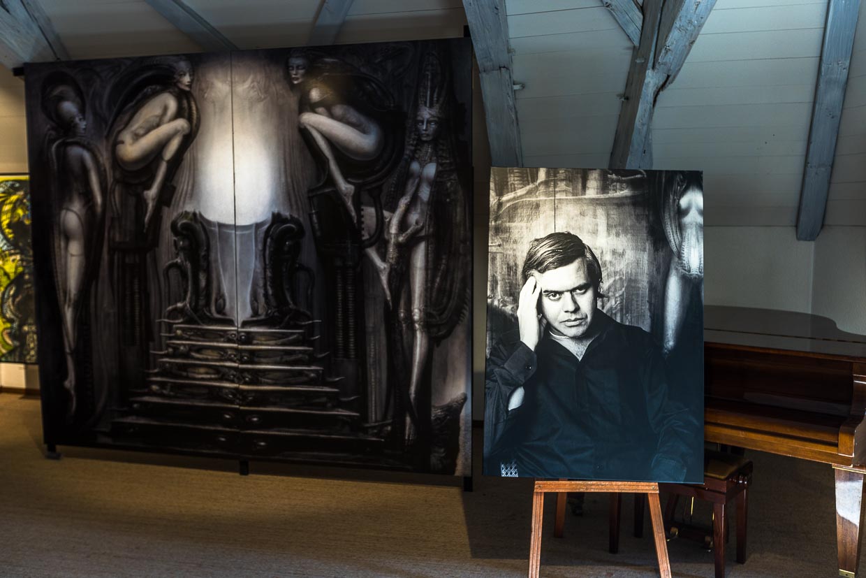 Portrait des jungen Hans-Ruedi Giger auf einer Staffelei im Museum HR Giger in Gruyères. Für seine Mitwirkung an Alien erhielt Giger 1980 einen Oscar / © Foto: Georg Berg