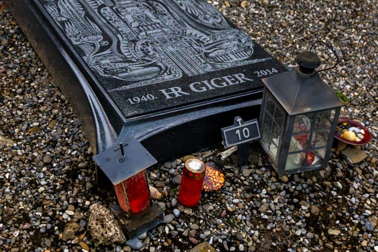 Grabplatte HR Giger, 1940 bis 2014 auf dem Friedhof von Gruyères. Der schwarze Granitstein trägt ein Motiv aus der Serie Biomechanoid, Biomechanical Matrix / © Foto: Georg Berg