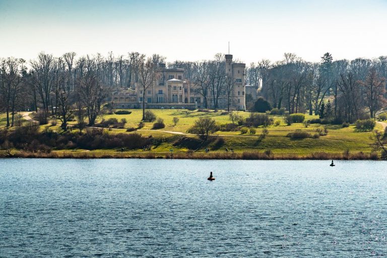 Schlösser, wohin man auch schaut. Im Park Sanssouci befinden sich 12 Schlösser und viele Gärten, zusammen bilden sie die Potsdamer Kulturlandschaft und sind das größte Unesco Welterbe Deutschlands. Hier Schloss Babelsberg am Ufer der Havel im Neugotischen Stil, gebaut 1833 / © Foto: Georg Berg