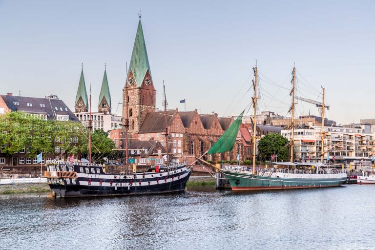 Die Schlachte ist Bremens maritime Meile an der Weser. In den ehemaligen Lagerhäusern finden Besucher Cafés, Restaurants und Bars. An der Kaimauer reihen sich Ausflugsdampfer und Restaurantschiffe / © Foto: Georg Berg