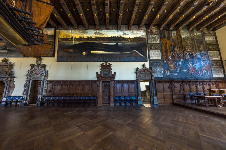 Gemälde von Franz Wulfhagen im Großen Saal des Bremer Rathauses, bekannt als das Große Walbild. Im Jahr 1669 verirrte sich ein Zwergwal in die Lesum, einen Nebenfluss der Weser. Der Rat der Stadt beauftragte den Maler, den Wal in Originalgröße zu malen. Das Gemälde misst 3,55 x 9,55 Meter / © Foto: Georg Berg