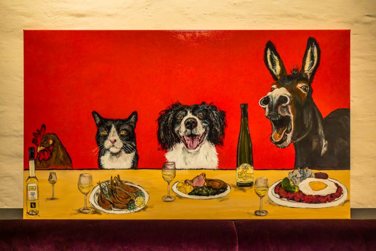 Zeichnung aus dem Restaurant Ratskeller: Die Bremer Stadtmusikanten an einem Tisch mit Essen und Wein / © Foto: Georg Berg