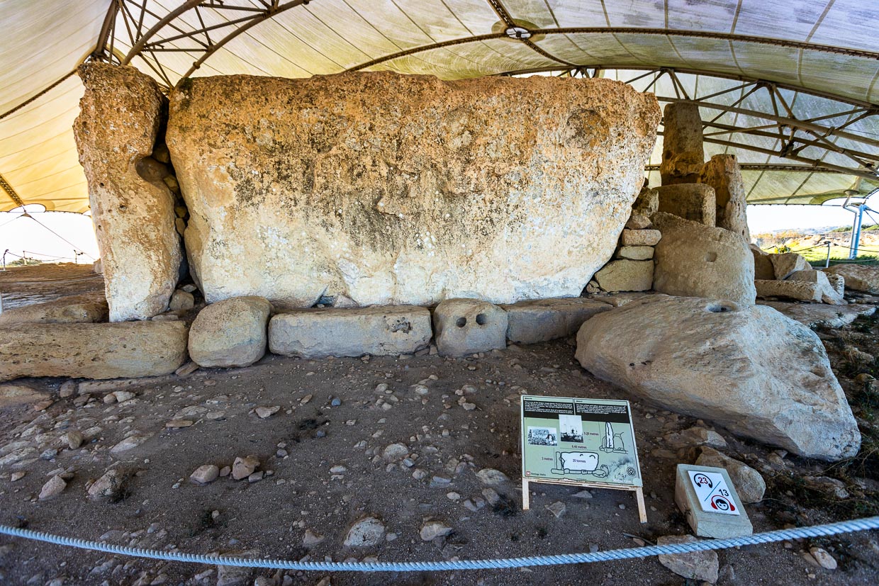 20 Tonnen wiegt dieser Megatith, der von den frühesten Siedlern vor mehr als 5.000 Jahren auf Malta errichtet wurde / © Foto: Georg Berg