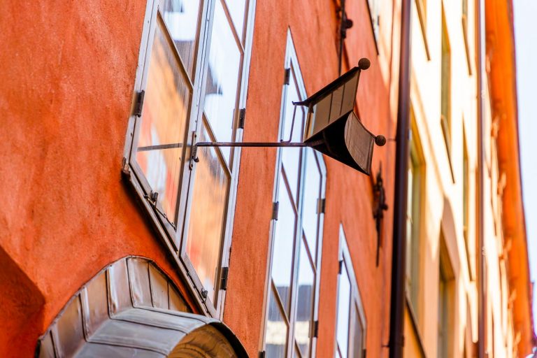 Tratschspiegel aus dem 18. Jahrhundert als Frauen nur in Begleitung auf die Straße durften und mit Hilfe des Spiegels mit der Nachbarin reden konnten, ohne das Haus zu verlassen / © Foto: Georg Berg