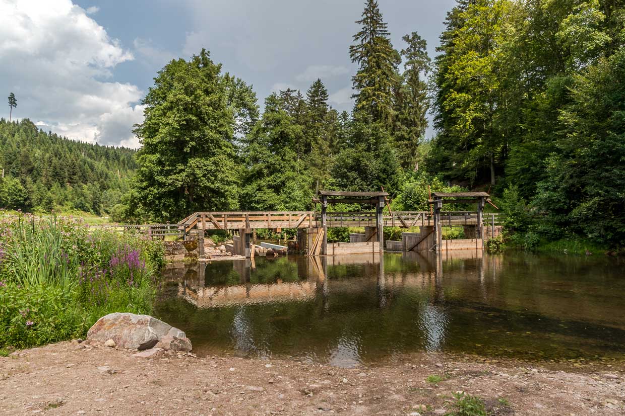 Die Monhardter Wasserstube war bis zum Ende des 19.Jahrhunders ein bedeutender Holz-Umschlagplatz für die Flößerei. Jetzt ist sie für Anschauungszwecke nach Originalplänen wieder aufgebaut worden / © Foto: Georg Berg
