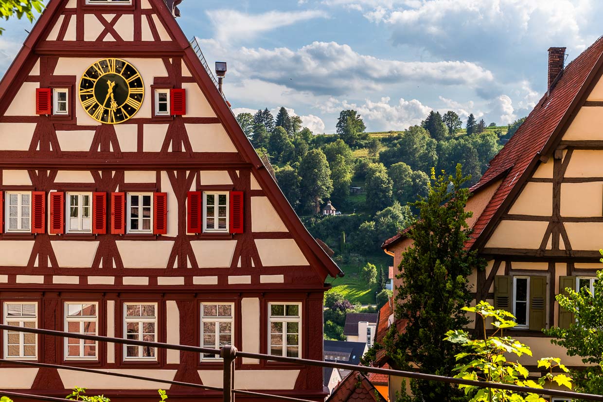 Das Rathaus von Altensteig ist ein Fachwerkgebäude aus der Mitte des 15. Jahrhunderts im Stil des alemannischen Fachwerks / © Foto: Georg Berg