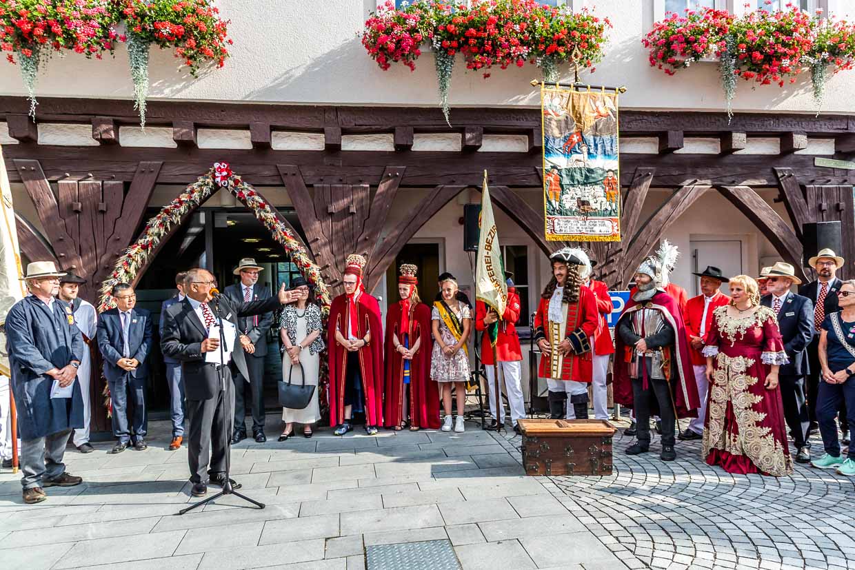 Ulrich Bünger, le maire de Wildberg, remet le drapeau des bergers et l'arche de la guilde aux bergers. C'est un acte solennel qui symbolise l'importance de l'artisanat de la bergerie et de son histoire. Le Zunftlade est un coffre en bois qui servait à conserver les principaux documents, sceaux et fonds d'une corporation / © Foto : Georg Berg