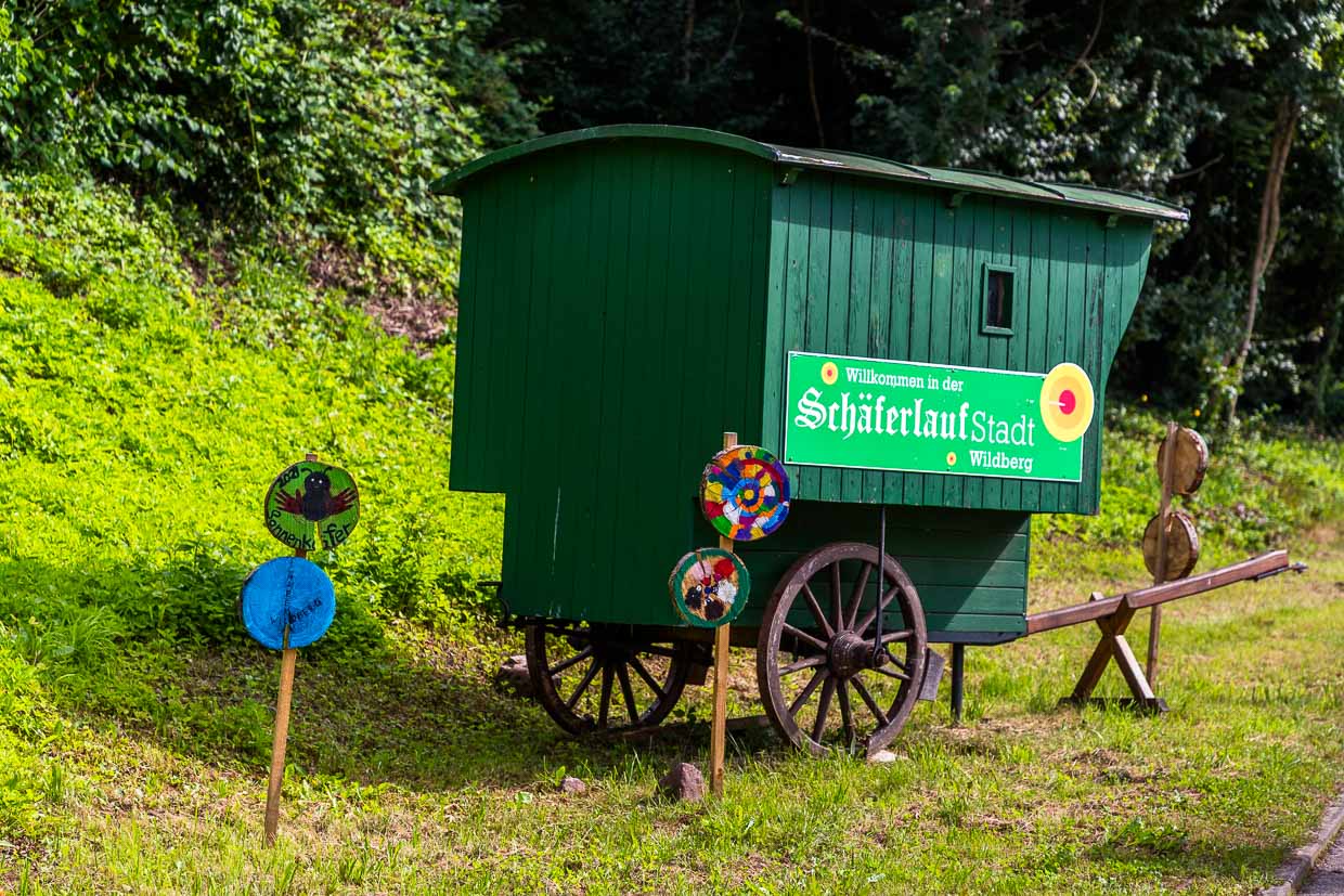 Décoration au bord du chemin : un vieux chariot de berger lors de la course pastorale à Wildberg / © Photo : Georg Berg