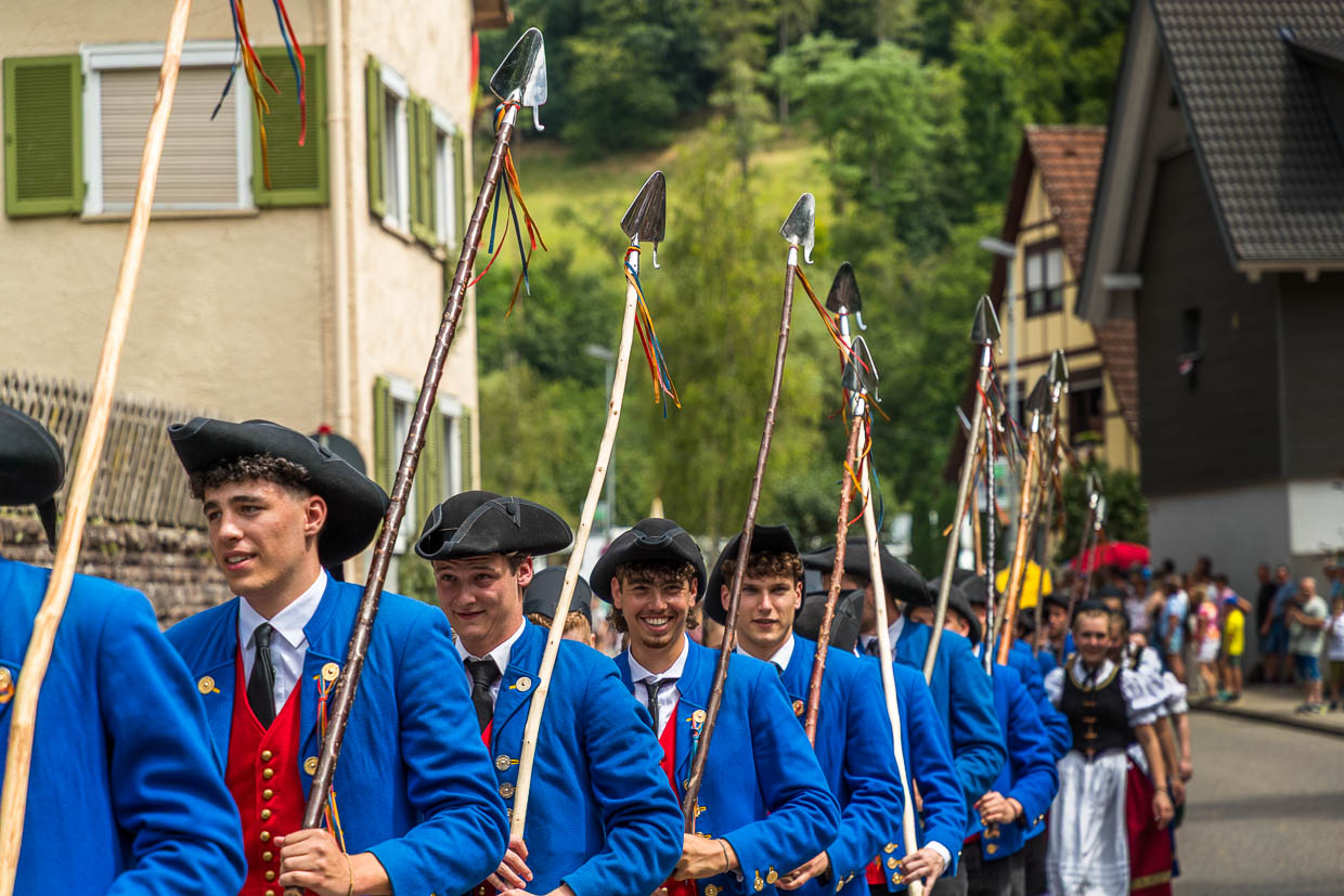 Groupe de bergers avec la traditionnelle pelle de berger, dite pelle de berger, 300 ans de course de bergers à Wildberg. La petite pelle située à l'extrémité inférieure du bâton de berger remplit plusieurs fonctions pratiques dans la vie quotidienne d'un berger : diriger le troupeau, faire signe au chien de berger, prélever des échantillons de fèces, enlever les plantes, arracher les plantes toxiques ou gênantes. Les pelles disposent également d'un crochet dit de rattrapage qui permet au berger d'attraper les moutons par les pattes / © Photo : Georg Berg