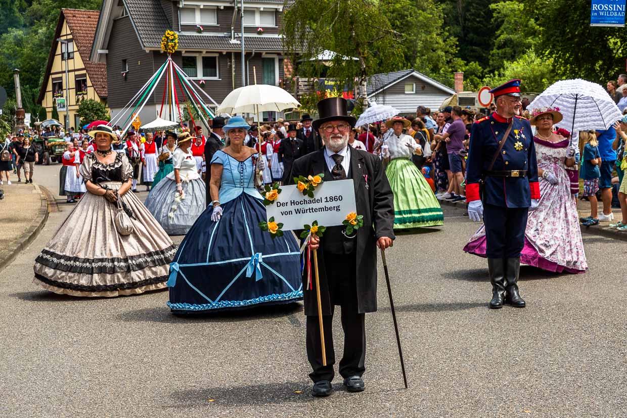 Groupe en costume de la haute noblesse de 1860 au défilé de Wildberg / © Photo : Georg Berg