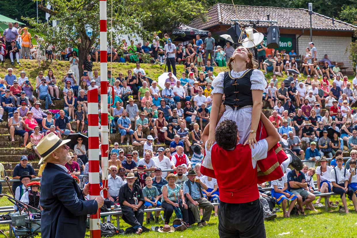 Un couple dansant le coq sur la place de la bergerie à Wildberg. Cette danse fait partie intégrante du programme-cadre. La danse du coq est un jeu symbolique qui remonte à la pratique autrefois répandue de la