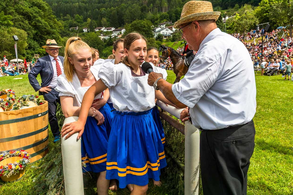 The 2024 winner, Jana Deufel, is interviewed at the finish of the Shepherdess Run / © Photo: Georg Berg
