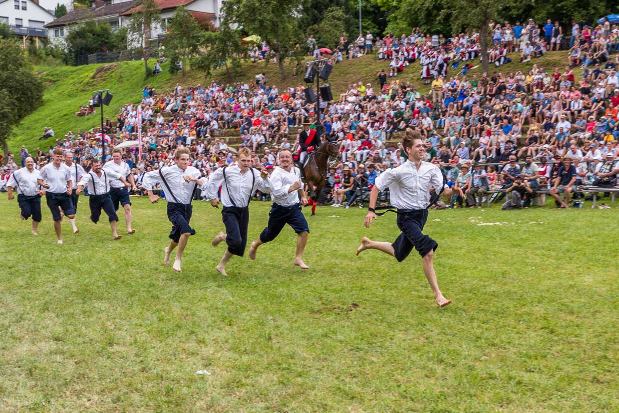 Le point culminant de la fête traditionnelle de Wildberg est la course des bergers. Les jeunes hommes, tous issus de familles de bergers, courent pieds nus pour le titre de roi des bergers / © Foto : Georg Berg
