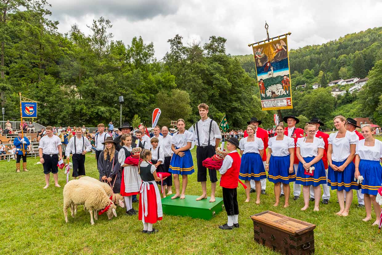 Remise des prix de la course des bergers 2024 à Wildberg. Le prix est, outre la couronne du berger, un mouton pour la reine et un autre pour le roi / © Foto : Georg Berg