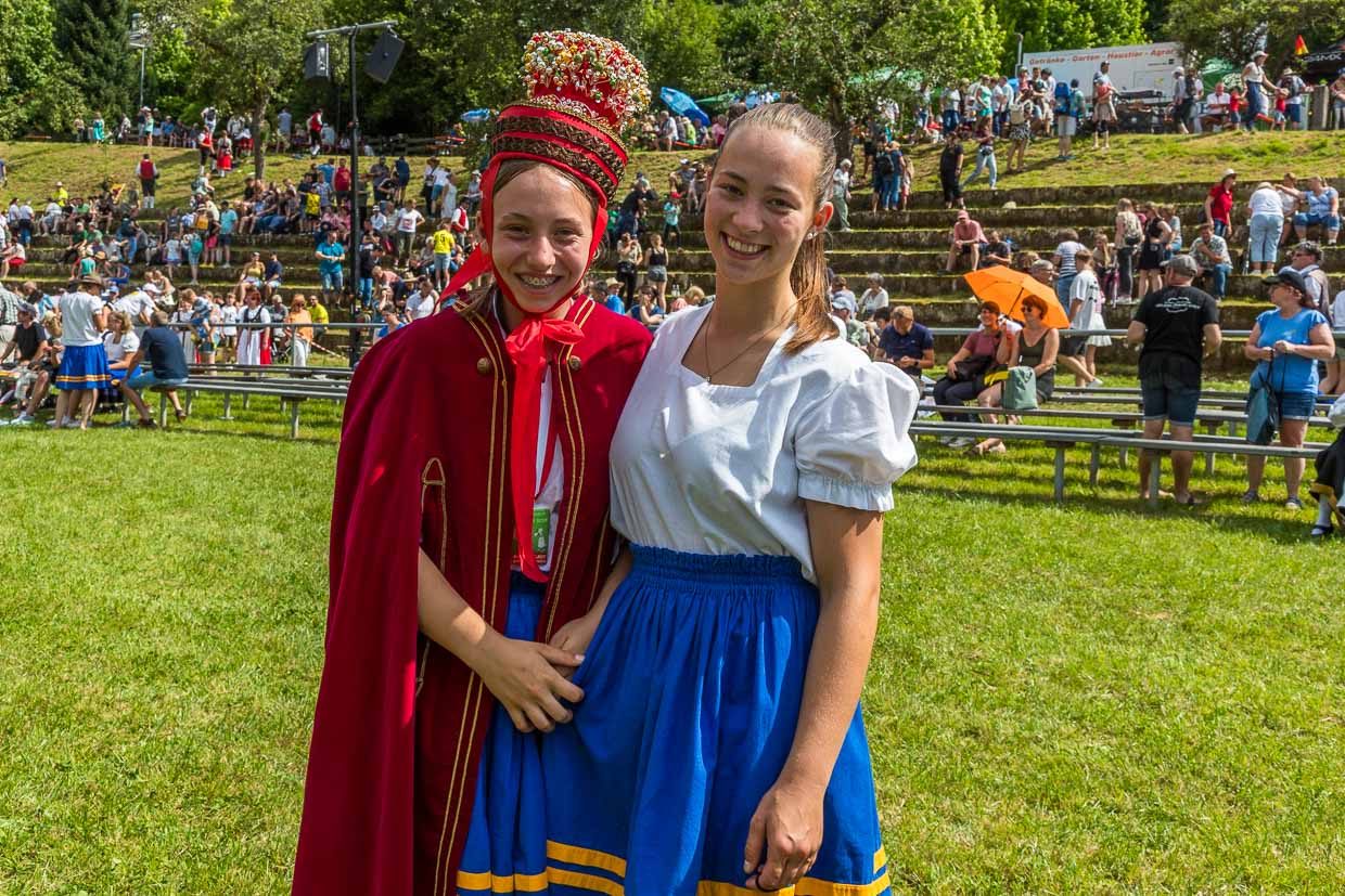 Schäferkönigin 2024 Jana Deufel mit ihrer älteren Schwester Nele, die bereits ausgebildete Schafschärerin ist und Deutschland auf internationalen Wettbewerben vertritt / © Foto: Georg Berg
