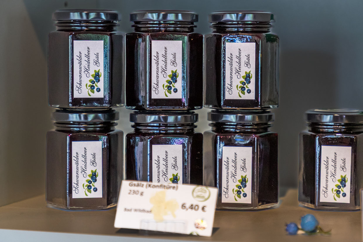 Gläser mit Schwarzwälder Heidelbeer-Gsäzl. Gsälz ist im Schwarzwald das regionale Wort für Marmelade oder Konfitüre und stammt aus dem schwäbisch-alemannischen Sprachraum / © Foto: Georg Berg