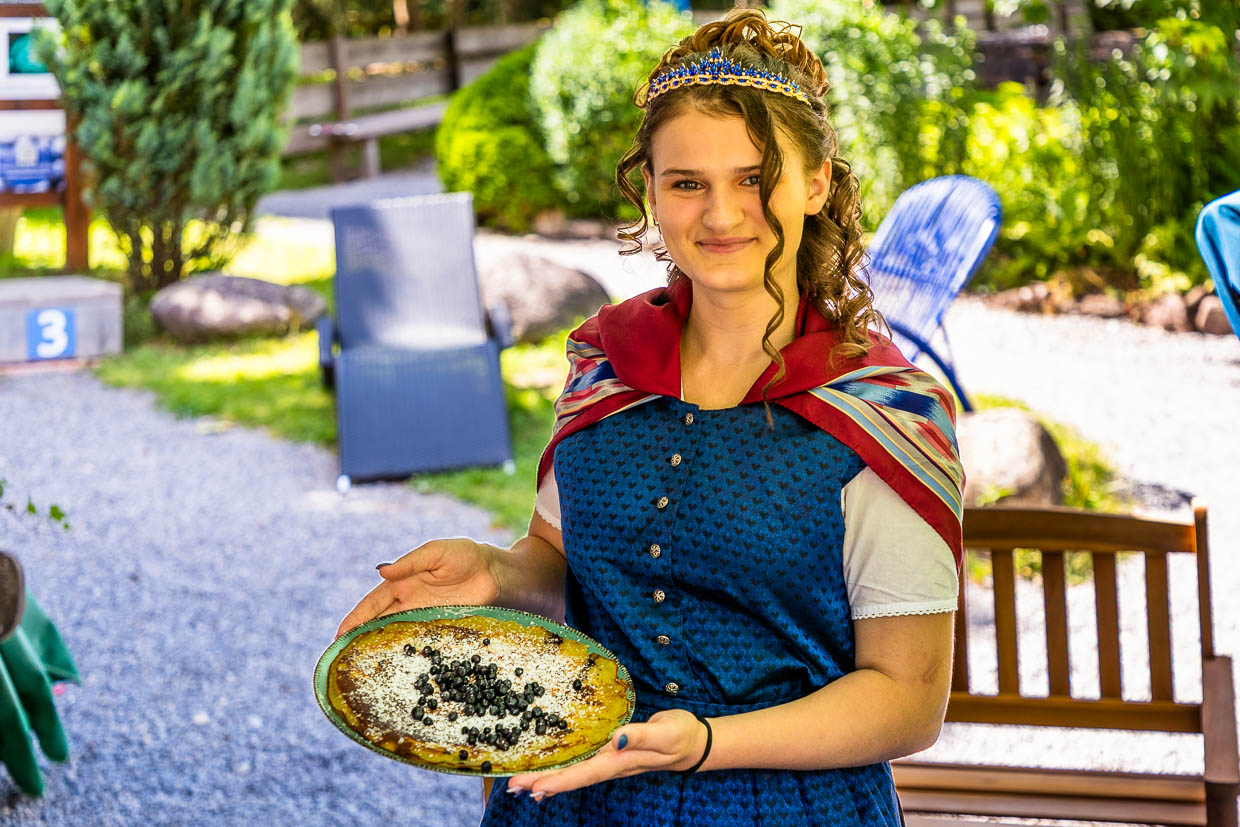 Heidelbeerkönigin Jody Bredenhagen wurde 2024 zur Botschafterin für das Heidelbeerdorf Enzklösterle sowie die regionale Identität rund um das „Blaue Gold“ des Nordschwarzwalds – die wild wachsenden Waldheidelbeeren / © Foto: Georg Berg