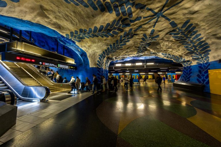 U-Bahn Kunst in Stockholm, T-Centralen Metrostation am Hauptbahnhof Stockholm und Knotenpunkt des Metronetzes wurde vom Künstler Per Olof Ultvedt in blauen Farben und mit einfachen Motiven wie stilisierten Blumen und Blätterranken gestaltet. Formen und Farbe sollen sich beruhigend auf die Fahrgäste auswirken. Eine von insgesamt 38 Grottenstationen / © Foto: Georg Berg