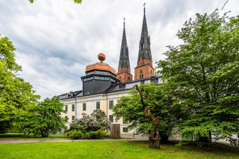 Blick aus dem Universitätspark Uppsala auf Gustavianum mit neuer Kuppel und die Domspitzen / © Foto: Georg Berg