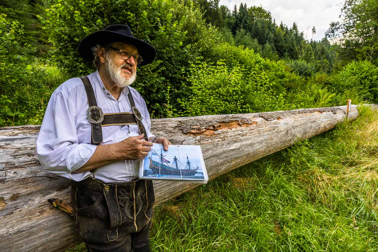 Flößer Martin Spreng vor einer Holländertanne. Im Schwarzwald wurden speziell lange, gerade Tannen für den niederländischen Schiffbau geschlagen / © Foto: Georg Berg