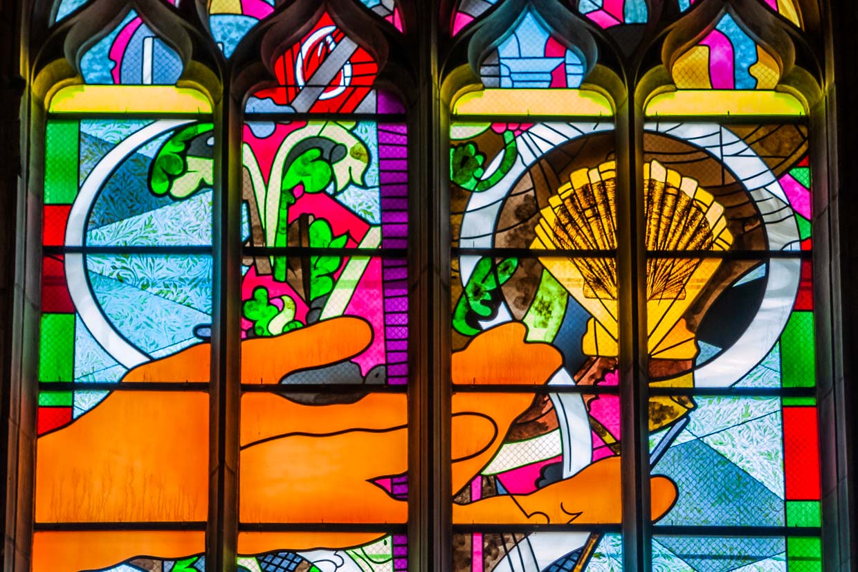 Glasfenster in der Kathedrale Saint-Cyr-Sainte-Julitte, Nevers, gestaltet vom Jean-Michel Albèrola: Mysterium der Maria und die Wiederauferstehung Jesus / © Foto: Georg Berg