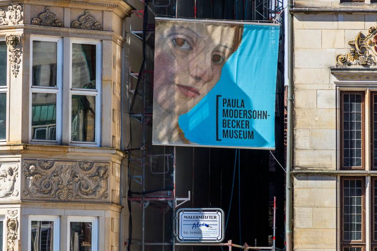Werbebanner für das Paula-Modersohn-Becker Museum in der Böttcherstrasse in Bremen. Es ist das weltweit erste Museum für eine Malerin und wurde 1927 eröffnet. In Auftrag gegeben hat es der Kaffee HAG-Gründer und Mäzen Ludwig Roselius, gebaut wurde es vom Bildhauer Bernhard Hoetger / © Foto: Georg Berg