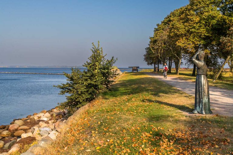 Statue der schwedischen Schriftstellerin Selma Lagerlöf (1858–1940) an der Uferpromenade in Landskrona. Die Figur schaut auf den Öresund. Zwischen 1885 und 1895, als sie in Landskrona unterrichtete, unternahm Selma Lagerlöf oft Spaziergänge ans Wasser / © Foto: Georg Berg