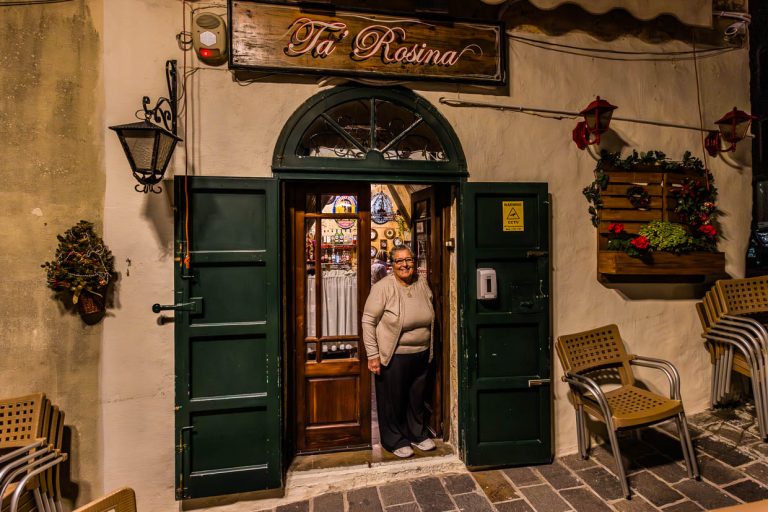 Rosina Tabone vor ihrem Restaurant Ta’ Rosina im Dorf Sannat auf Gozo / © Foto: Georg Berg