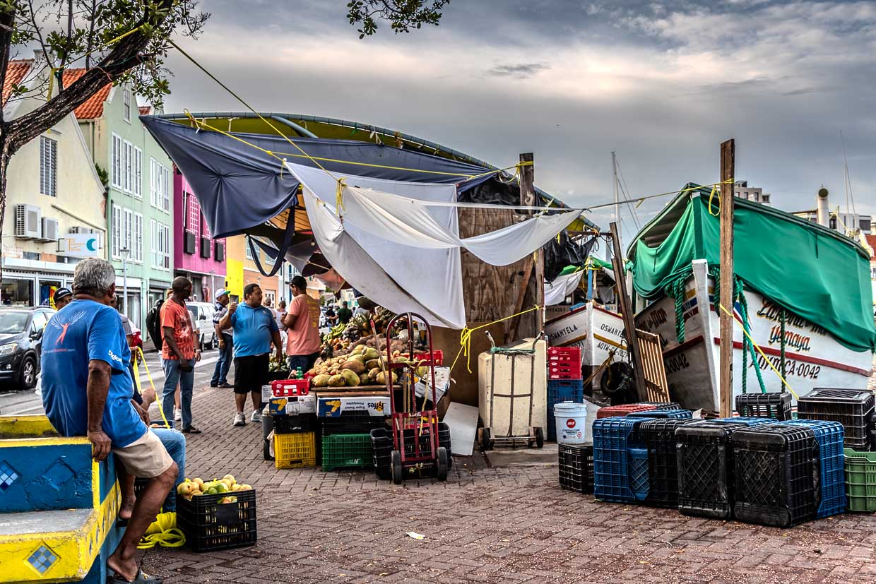 Only as wide as a sidewalk is the "Floating Market" at the Sha Caprileskade in Willemstad / © Photo: Georg Berg