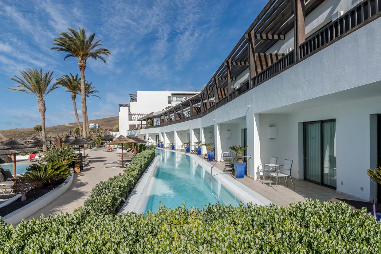 Before there were seawater desalination plants on Lanzarote, drinking water was scarce. Today it is still precious, for example at the Hotel Secrets Lanzarote Resort and Spa. The resort has a long pool directly in front of the rooms / © Photo: Georg Berg