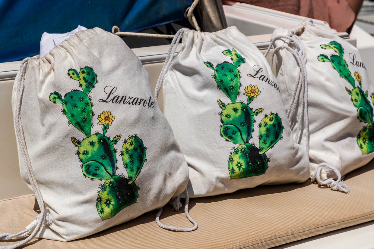 Bags with cochineal Lanzarote motif on a boat off Lanzarote / © Photo: Georg Berg