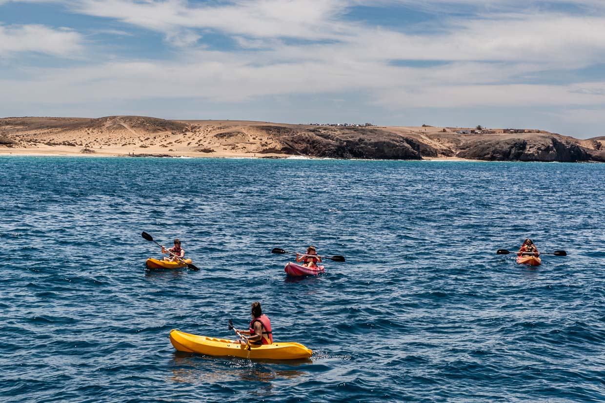 Kayakers in front of the Papagayo beaches. This is where the Norman conquerors Jean de Béthencourt and Gadifer de la Salle landed in 1402 to subjugate the island on behalf of the Castilian crown / © Photo: Georg Berg