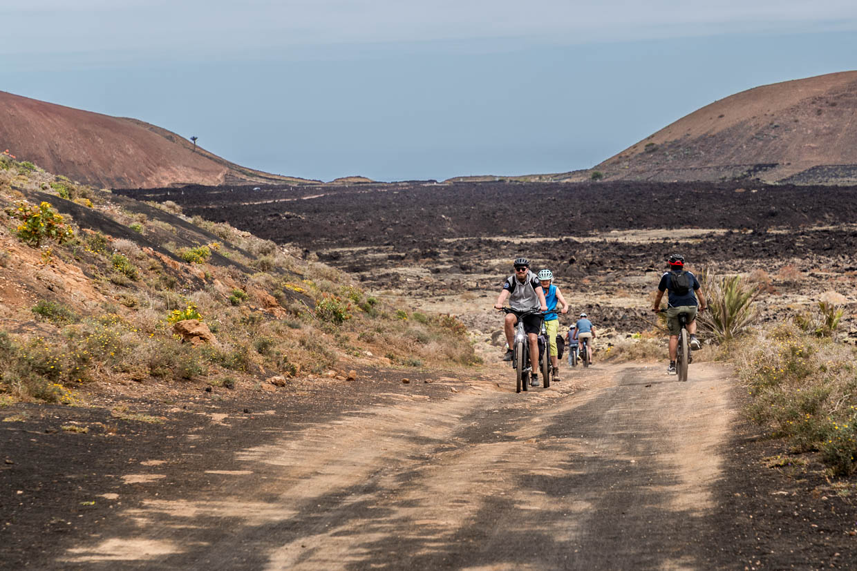 Some of the paths through the volcanic landscape of Lanzarote are steep and unpaved. Happy who is on the road with the e-bike / © Photo: Georg Berg