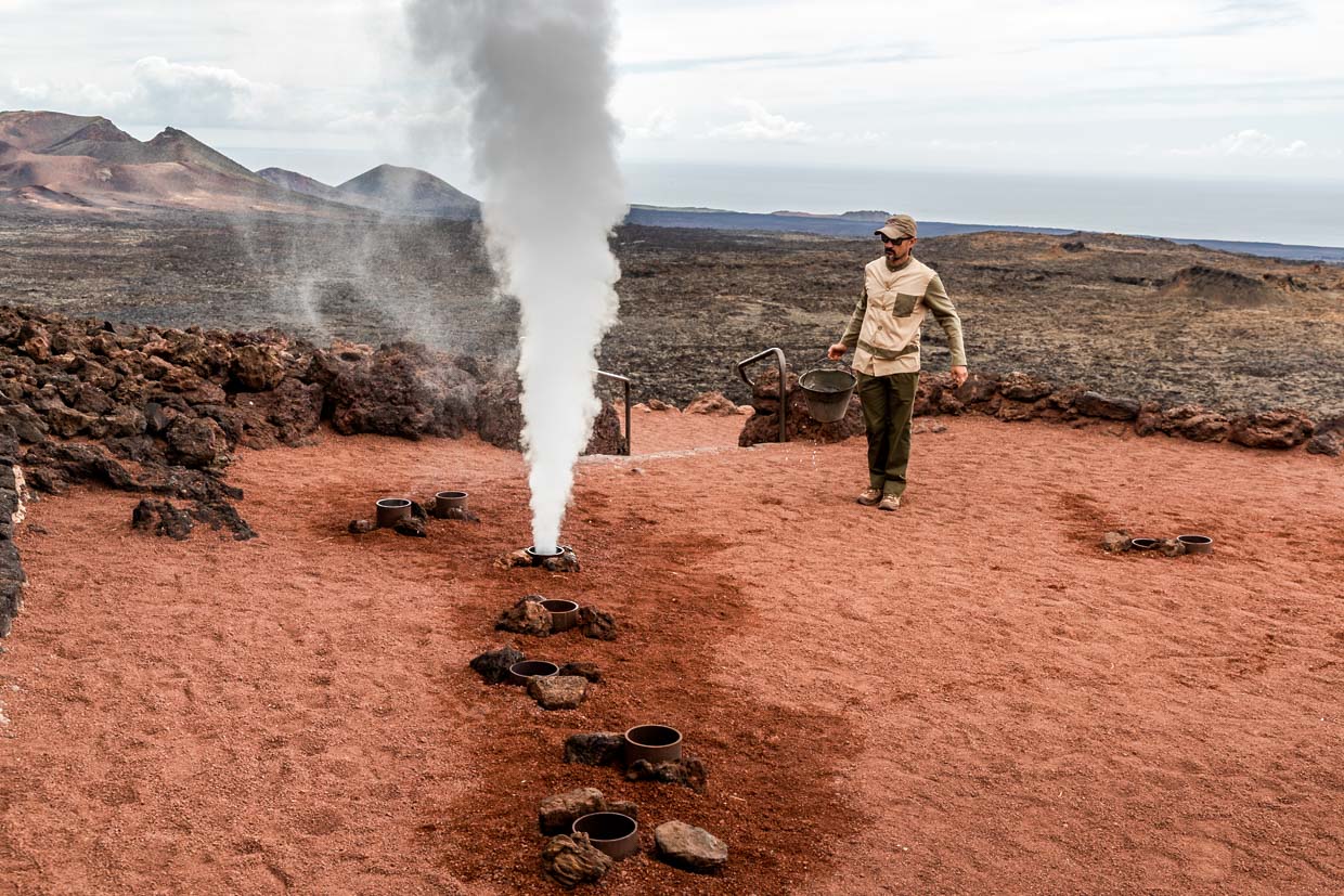 On Lanzarote, pipes embedded in red volcanic ash form an artificial geyser / © Photo: Georg Berg