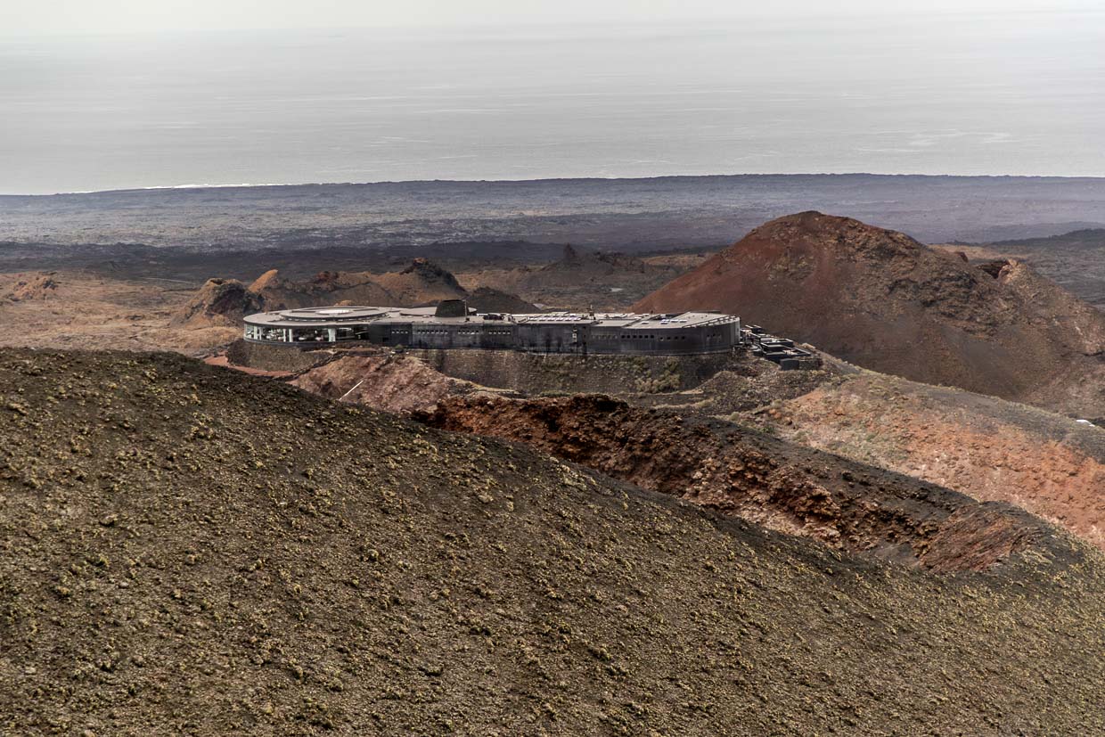 Information center Islote de Hilario on a crater in Timanfaya National Park / © Photo: Georg Berg