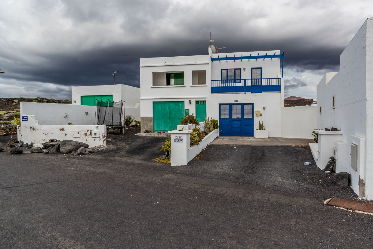 White houses on Lanzarote with green and blue window frames. The colors are fixed: Blue for fishermen, green for agriculture and brown for crafts / © Photo: Georg Berg