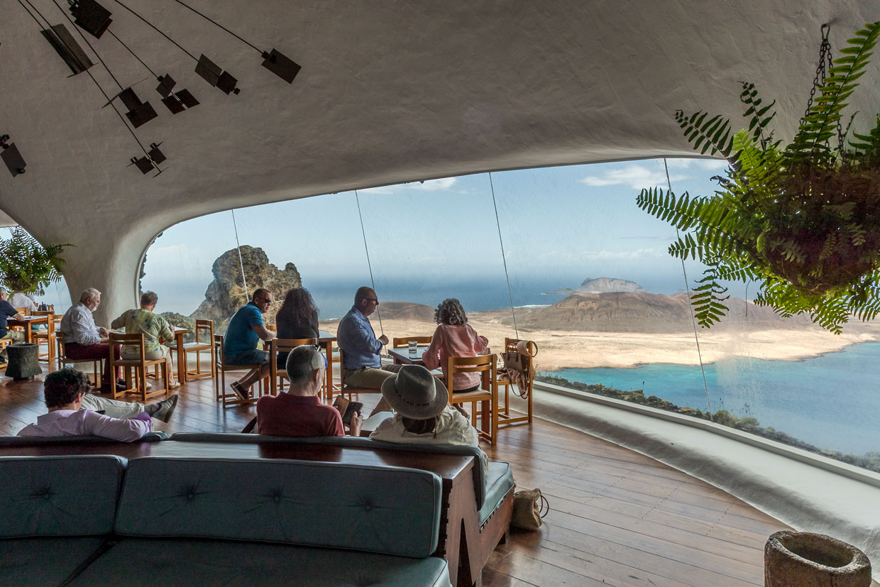 View from the Mirador del Rio to the island of La Graciosa, which belongs to Lanzarote / © Photo: Georg Berg
