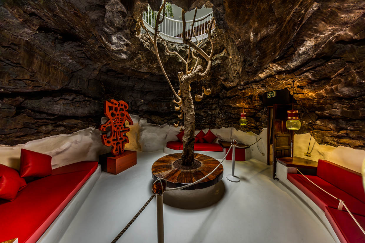 Interior of a lava cave in the César Manrique Foundation of Lanzarote / © Photo: Georg Berg