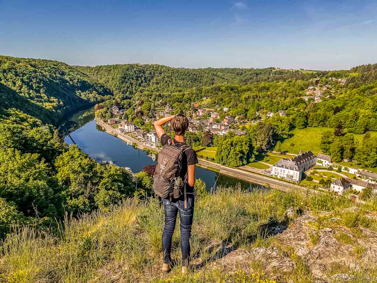 View from the Drapeau, an imposing rock, into the Waulsort Meuse valley and the Abbatiale de Waulsort monastery / © Photo: Angela Berg