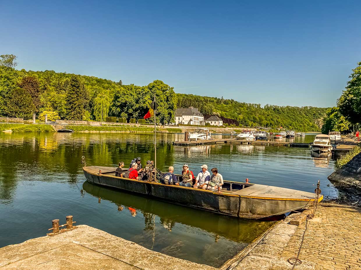 Passage d'eau de Waulsort. Since 1871, a ferryman has been pulling passengers from Falmagne to Falmignoul and vice versa free of charge by wire rope / © Photo: Angela Berg